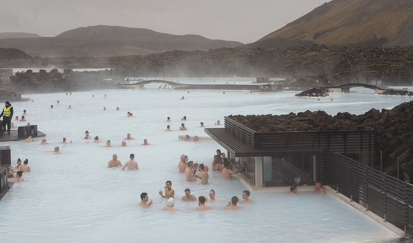 Att bada i den naturligt varma "Blå lagunen", och beställa något att dricka i poolbaren nere till höger, är ett populärt turistnöje. Bild från i våras. Foto: Henrik Samuelsson/TT