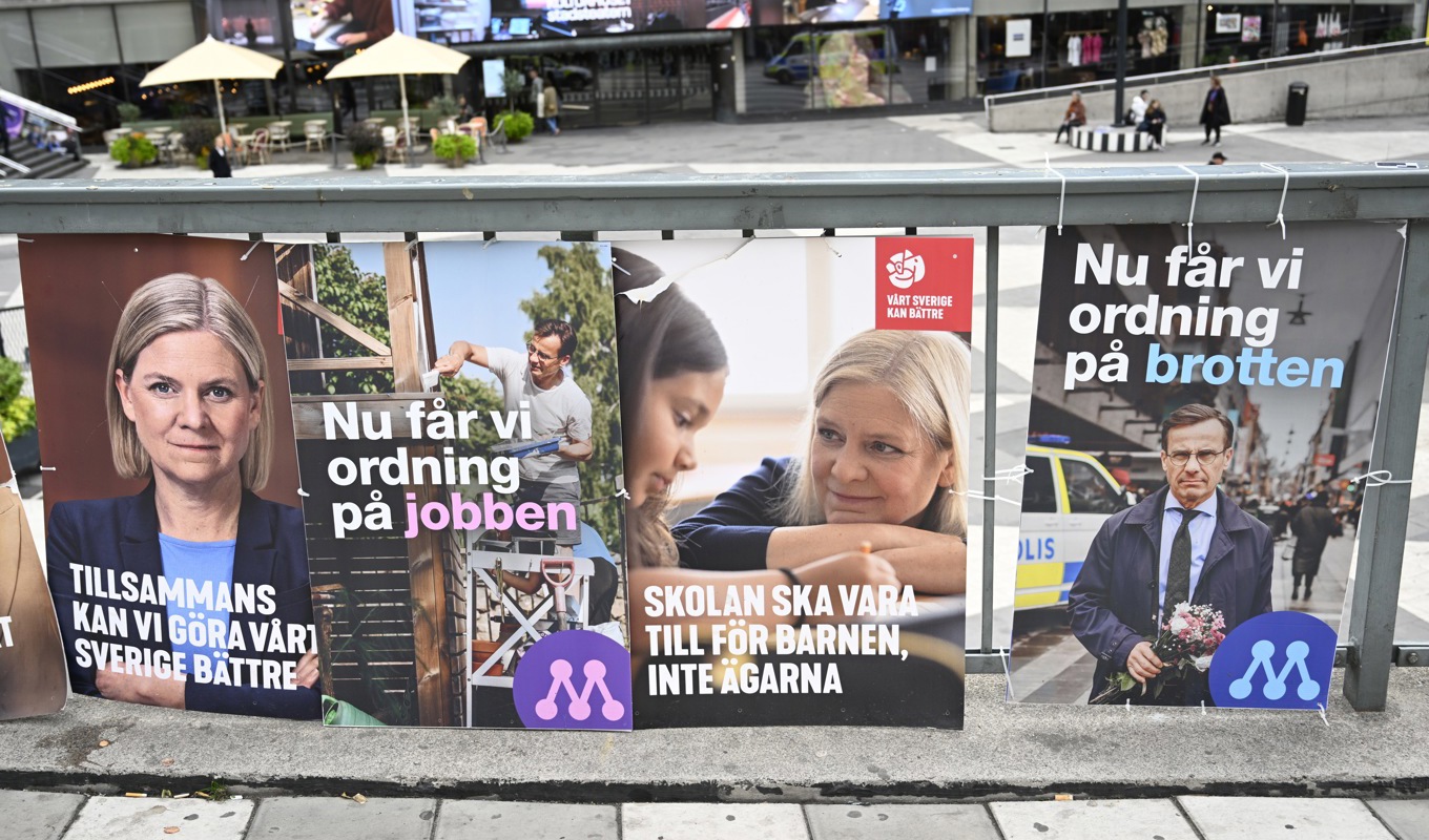Valaffisch för Socialdemokraterna med partiledare Magdalena Andersson (S) och Moderaterna med partiledare Ulf Kristersson (M) inför valet 2022. Arkivbild. Foto: Henrik Montgomery/TT