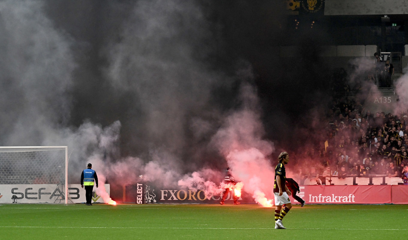 Våldsamheter utbröt och bengaler kastades in på plan på Tele2 Arena i Stockholm under fotbollsmatchen i allsvenskan mellan Djurgårdens IF och AIK den 28 maj i år. Foto: Jonas Ekströmer/TT