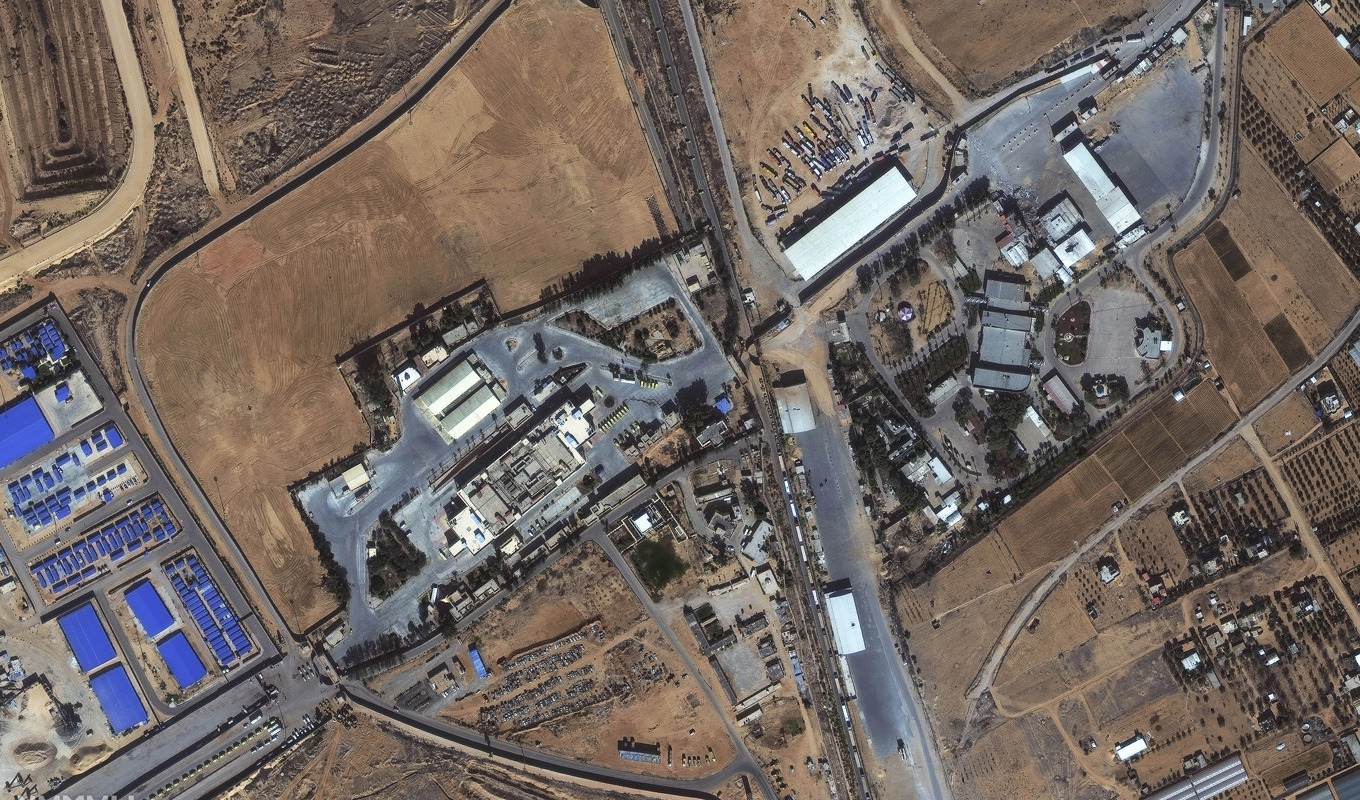 Satellitbild över gränsövergången Rafah, med Egypten till vänster och Gazaremsan till höger. Foto: Maxar/AP/TT