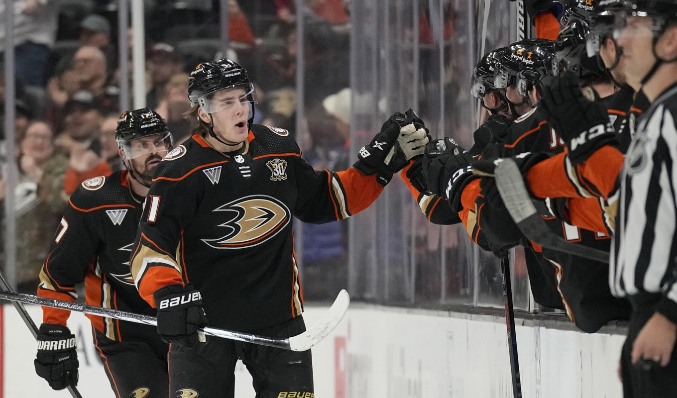 Leo Carlsson firar ett av sina mål mot Philadelphia. Foto: Ashley Landis/AP/TT