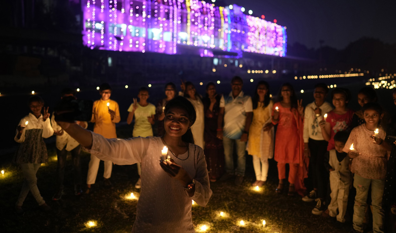Miljontals indier firade under helgen den traditionella ljushögtiden diwali, en hinduisk tradition som ska symbolisera ljusets seger över mörkret. Foto: Rajesh Kumar Singh/AP/TT