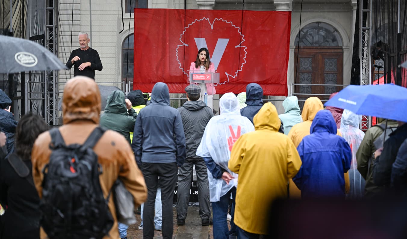 Vänsterpartiets partiledare Nooshi Dadgostar (V) håller sommartal på Gustav Adolfs torg i Göteborg. Arkivbild. Foto: Björn Larsson Rosvall/TT