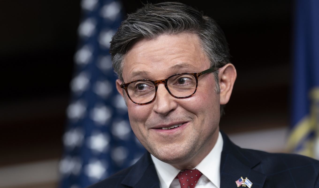 Talmannen i USA:s representanthus, Mike Johnson, lyckades få igenom ett förslag som gör att statsapparaten i landet inte kommer stängas ned. Foto: J. Scott Applewhite/AP/TT
