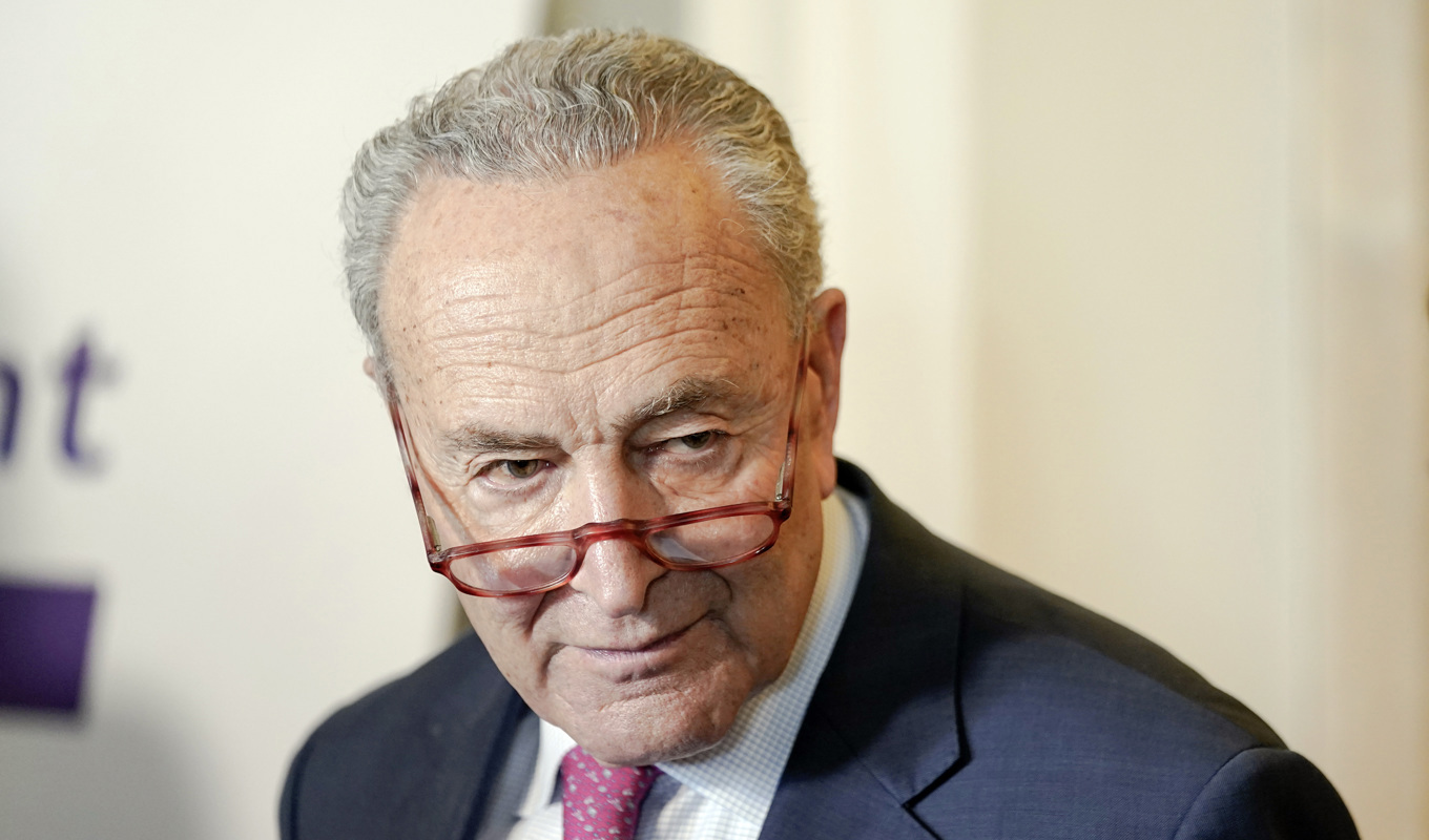 Senatens majoritetsledare Chuck Schumer säger att förslaget som nu röstats igenom är "långt ifrån perfekt". Arkivbild. Foto: Mariam Zuhaib/AP/TT