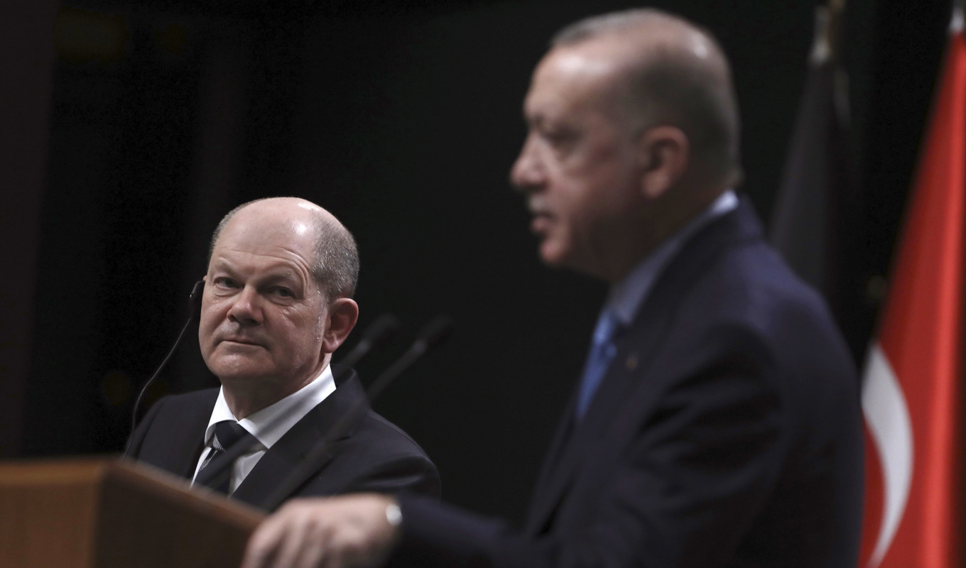 Tysklands förbundskansler Olaf Scholz vid ett besök hos Turkiets president Recep Tayyip Erdogan i Ankara 2022. Arkivbild. Foto: Burhan Ozbilici/AP/TT