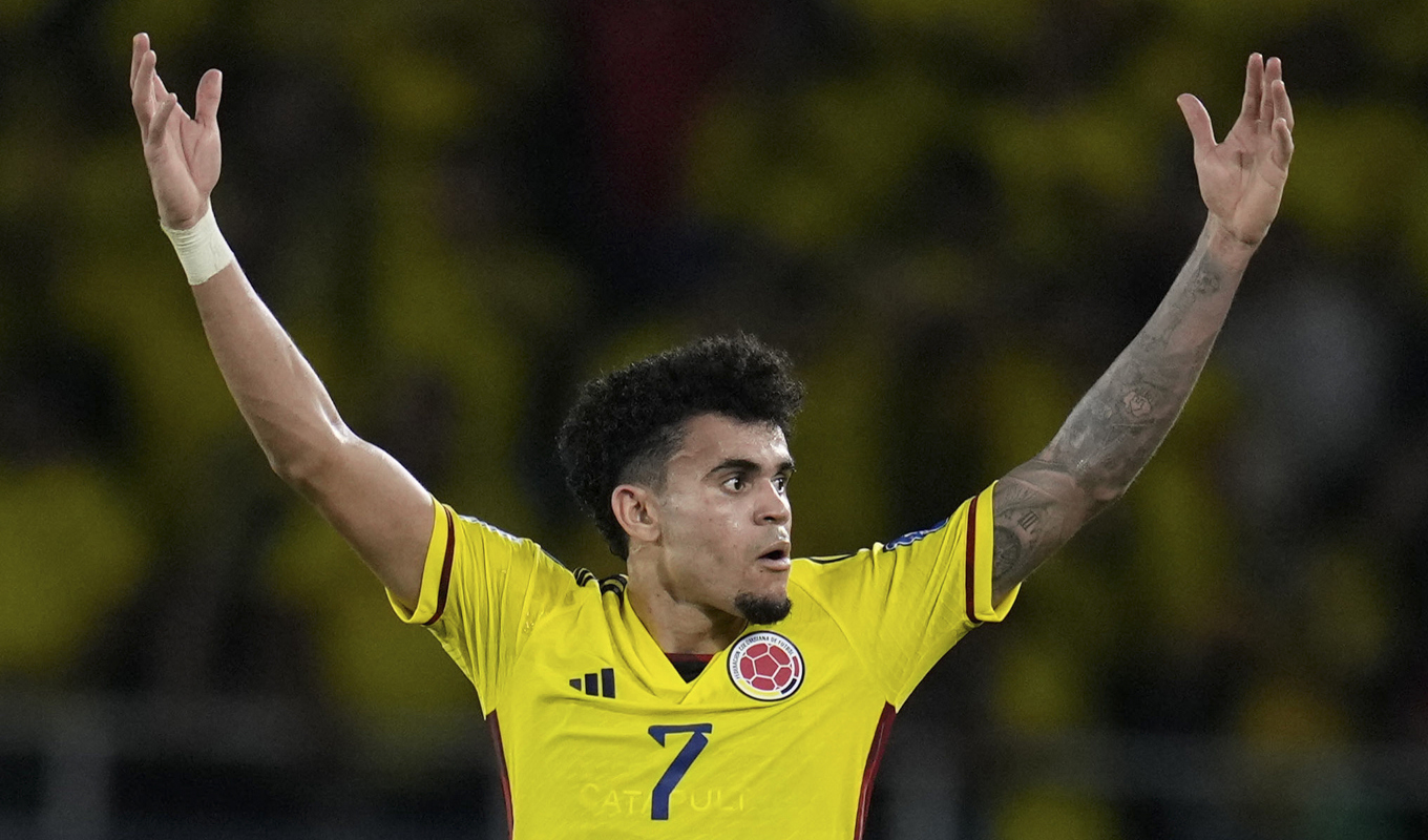 Colombias anfallare Luis Díaz blev matchvinnare i segern i VM-kvalet mot Brasilien genom att göra Colombias båda mål. På läktaren satt hans pappa som nyligen var kidnappad av ELN-gerillan i några veckor. Foto: Ricardo Mazalan/AP/TT