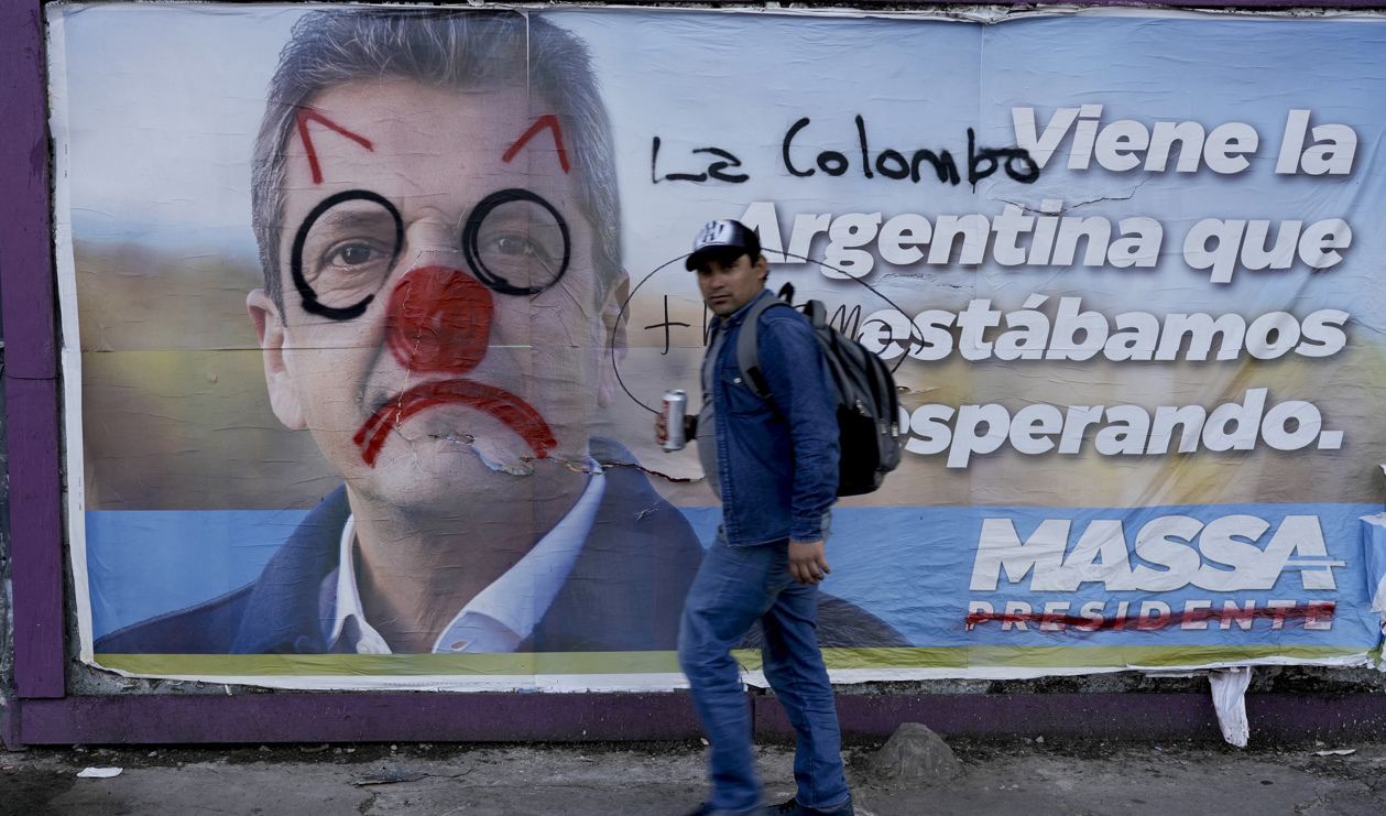 En nedklottrad valaffisch föreställande Argentinas ekonomiminister Sergio Massa i Buenos Aires. Foto: Rodrigo Abd/AP/TT