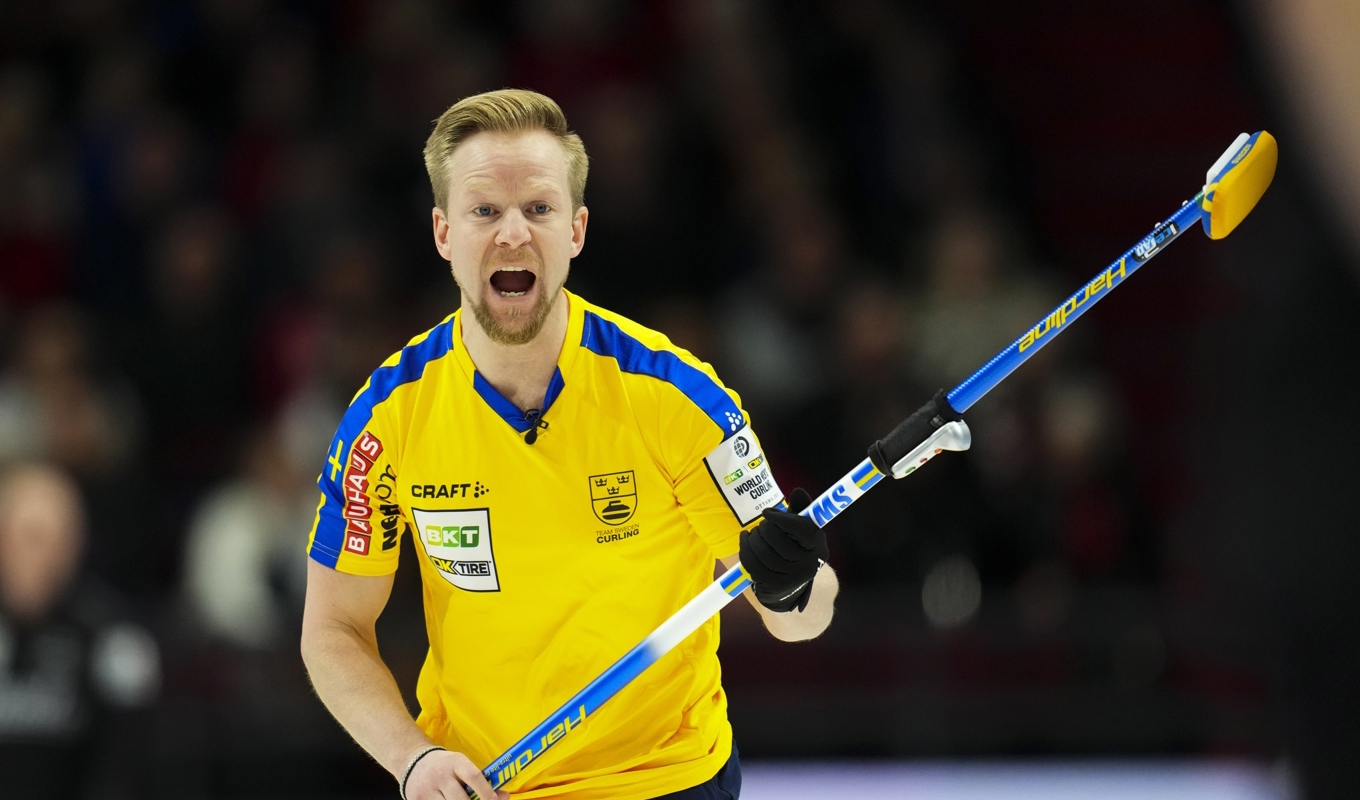 Segerjubel. Både lag Niklas Edin och lag Isabella Wranå vann sina matcher i curling-EM under söndagen. Foto: Sean Kilpatrick