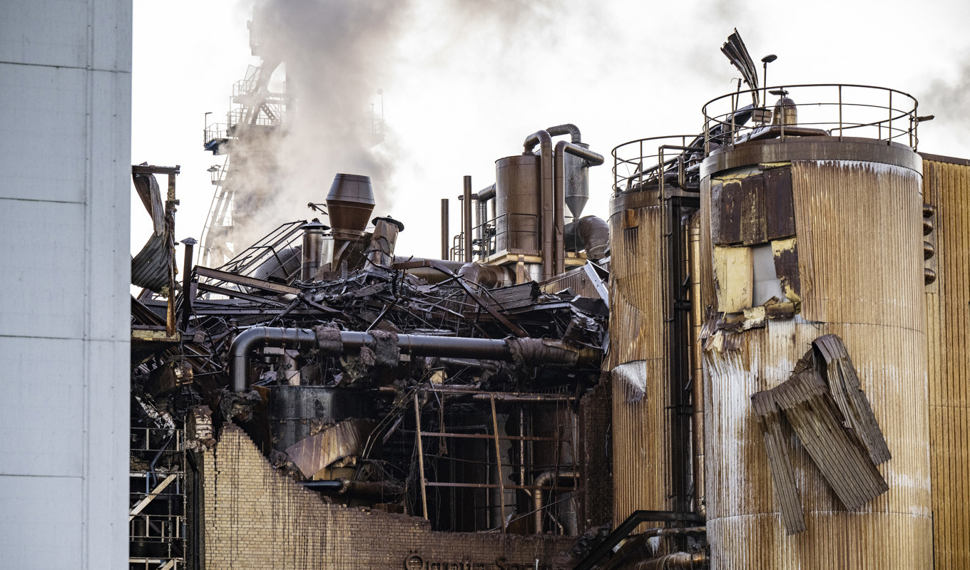 Byggnader skadades och en brun betsörja spreds över området på Örtofta sockerbruk norr om Lund efter en explosion i en ångpanna tidigt i lördags morse. Foto: Johan Nilsson/TT