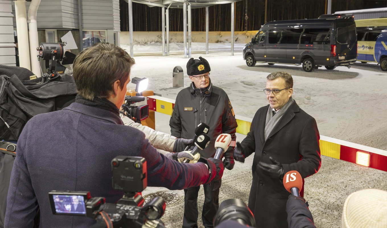 Finlands statsminister Petteri Orpo vid Vartius gränsstation mot Ryssland i måndags. Foto: Hannu Huttu/Lehtikuva via AP/T