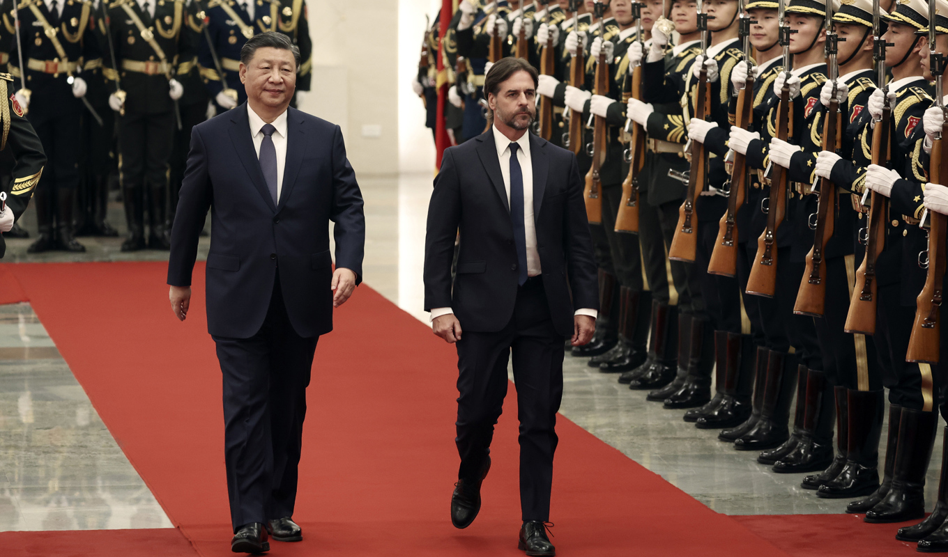 Uruguays president Luis Lacalle Pou (till höger) välkomnas med hedersbetygelser av Kinas ledare Xi Jinping i Peking. Foto: Florence Lo/Pool via AP/TT