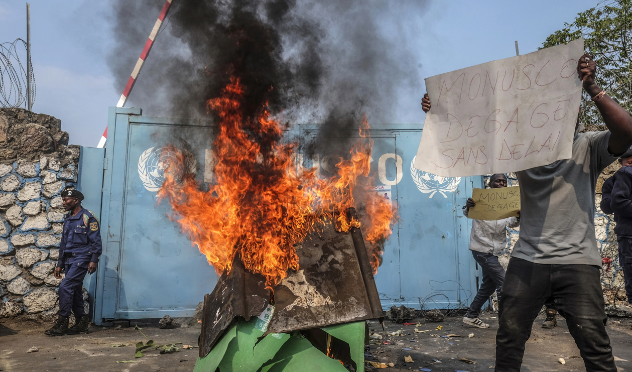 En demonstrant i Kongo-Kinshasa protesterar mot FN:s närvaro och kräver på ett plakat att "Monusco måste lämna omedelbart". Foto: Moses Sawasawa/AP/TT