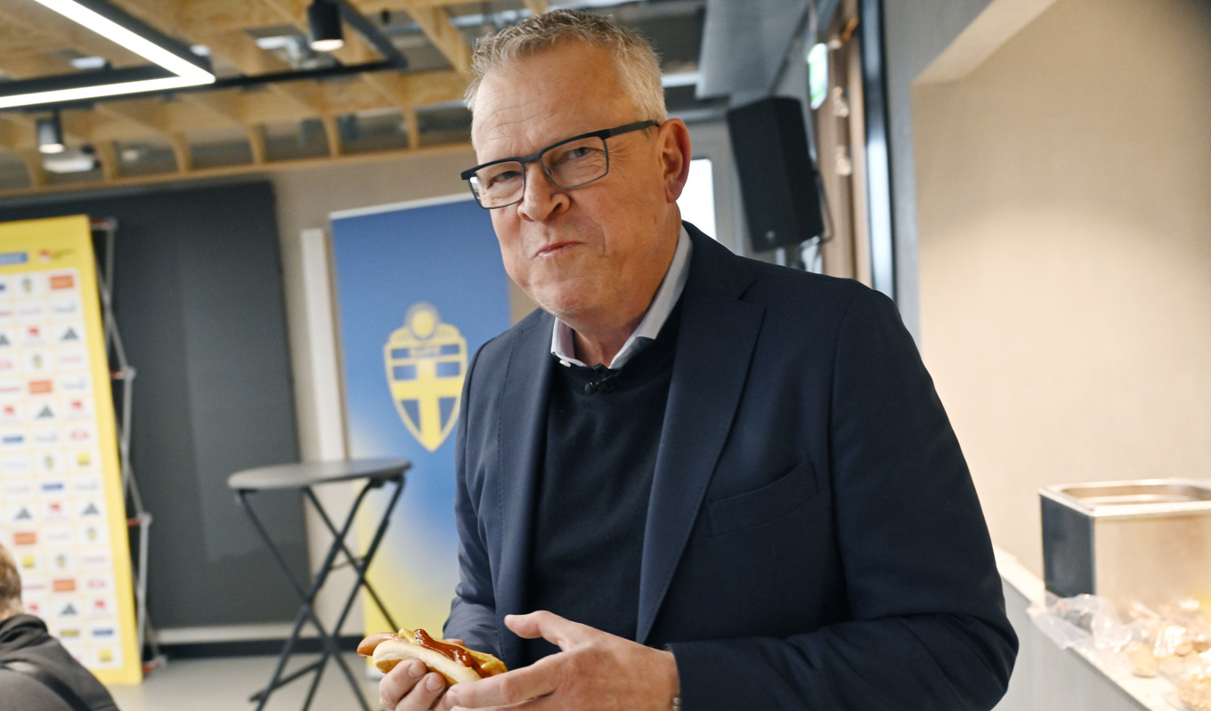 Janne Andersson äter en korv med bröd inför sin sista presskonferens som förbundskapten. Foto: Henrik Montgomery/TT