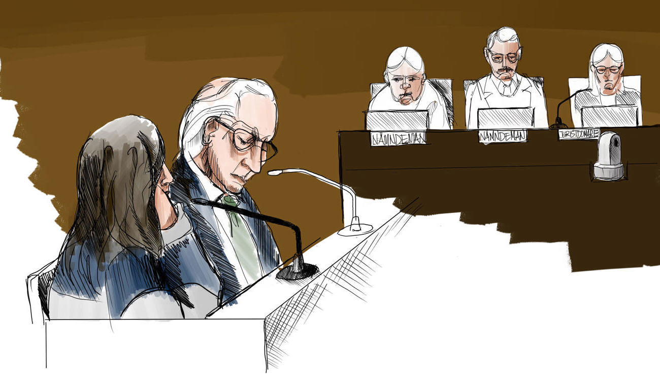 Den åtalade kvinnan tillsammans med advokat Johan Eriksson vid onsdagens huvudförhandling i målet mot en anställd vid Attunda tingsrätt som ska ha läckt hemlig information om brottsutredningar till en man i ett kriminellt nätverk. Foto: Johan Hallnäs/TT