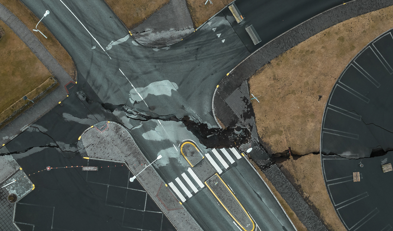 Ett krackelerat landskap, fotograferat med drönare, i den evakuerade staden Grindavík. Bilden är tagen förra veckan. Foto: Bjorn Steinbekk/AP/TT