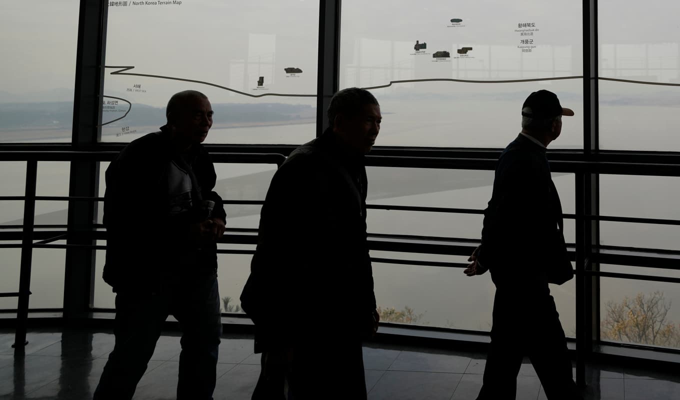 Besökare tittar bort mot Nordkorea från en återföreningsobservatoriet i Paju i Sydkorea, som ligger vid gränsen. Bilden är tagen 22 november. Foto: Lee Jin-man/AP/TT