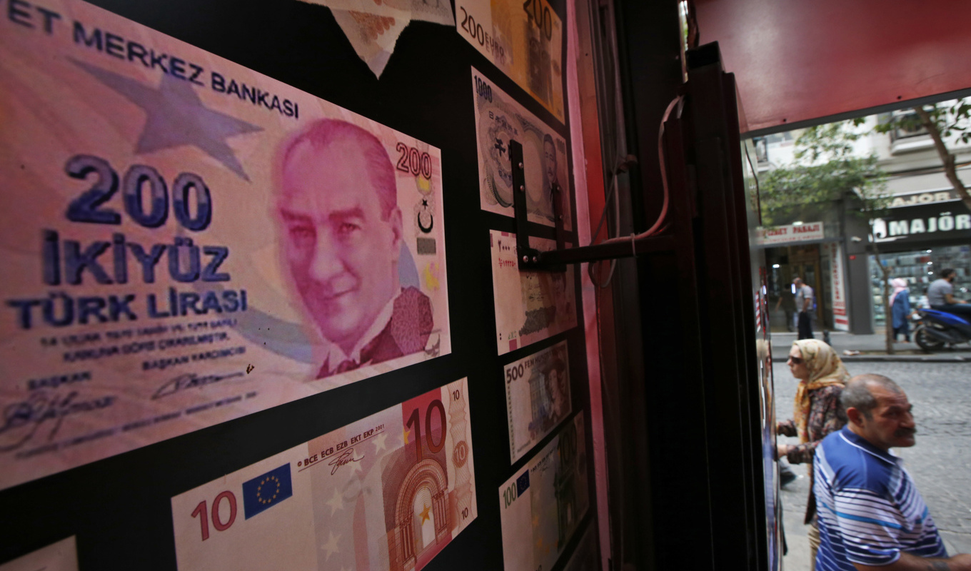 Den turkiska liran har till följd av hög inflation tappat 38,8 procent mot euron det senaste året. Arkivbild. Foto: Lefteris Pitarakis AP/TT