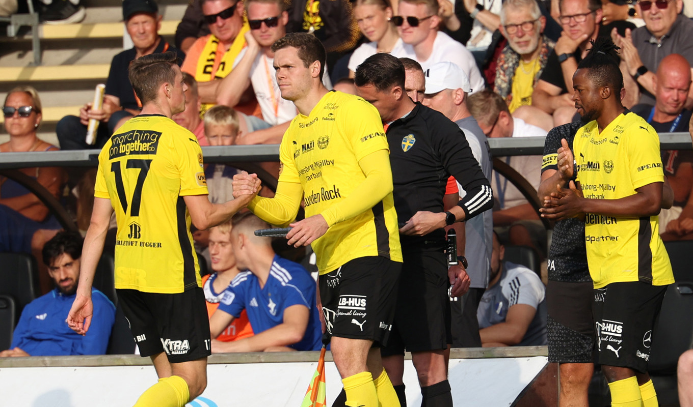 Mjällbys Jacob Bergström byts in och Elliot Stroud byts ut under en match 2023. Arkivbild. Foto: Anders Bjurö/TT