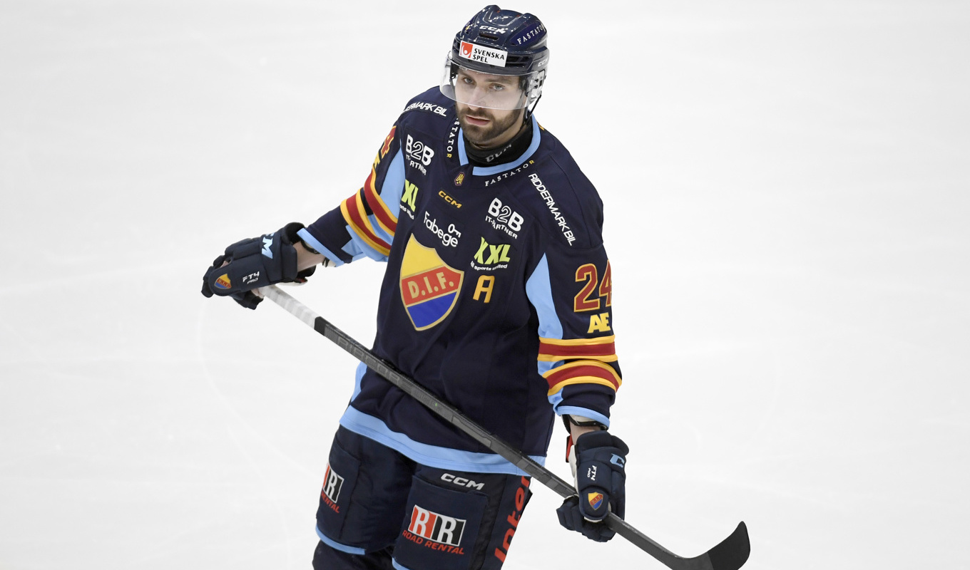 När Djurgårdens Ludvig Rensfeldt gjort 1-0 brändes teknik av på läktaren för andra gången och domaren avbröt matchen. Foto: Maja Suslin/TT