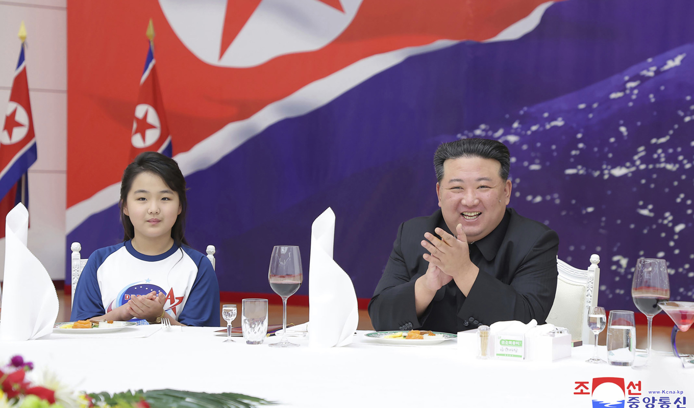 I en bild som skickats ut från Nordkoreas statliga nyhetsbyrå och daterats till 23 november firar diktatorn Kim Jong-Un landets satellituppskjutning tillsammans med sin dotter. Foto: KCNA/AP/TT