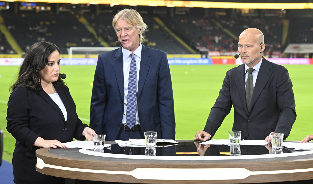 Glenn Strömberg i mitten, tillsammans med kollegerna Jennifer Kücükaslan och Fredrik Ljungberg i Viaplays fotbollsstudio. Arkivbild. Foto: Fredrik Sandberg/TT