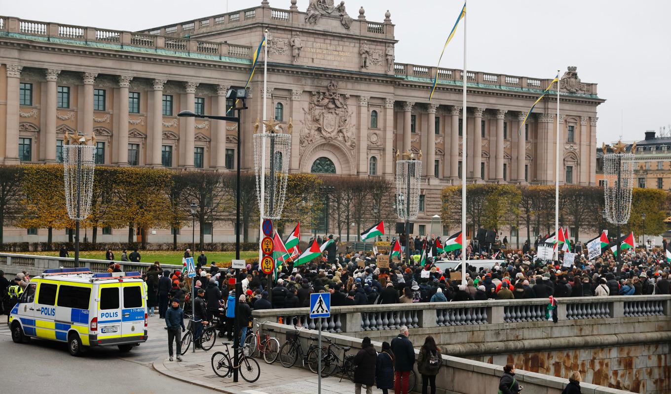 Demonstranter utanför riksdagen på Norrbro till stöd för Palestina i november i år. Foto: Christine Olsson/TT