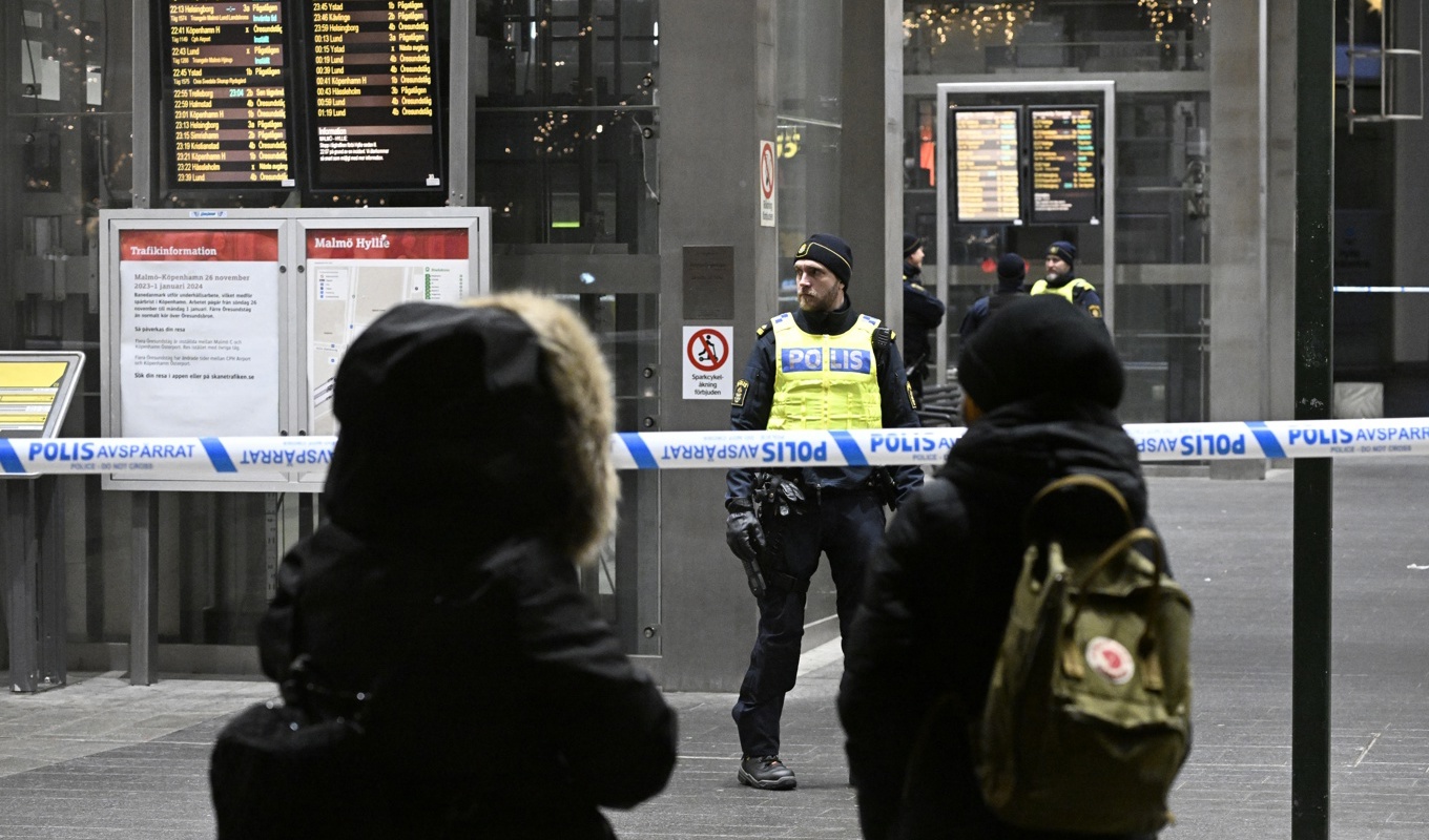Polis och avspärrningar efter larm om ett misstänkt farligt föremål på ett tåg. Foto: Johan Nilsson/TT