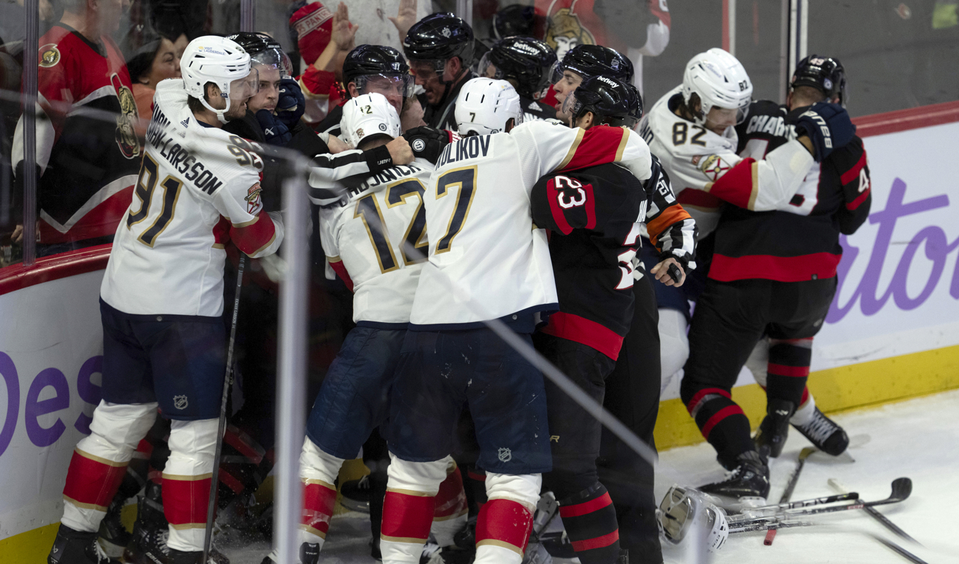 Ett stort slagsmål bröt ut i matchen mellan Ottawa och Florida. Foto: Adrian Wyld/AP/TT
