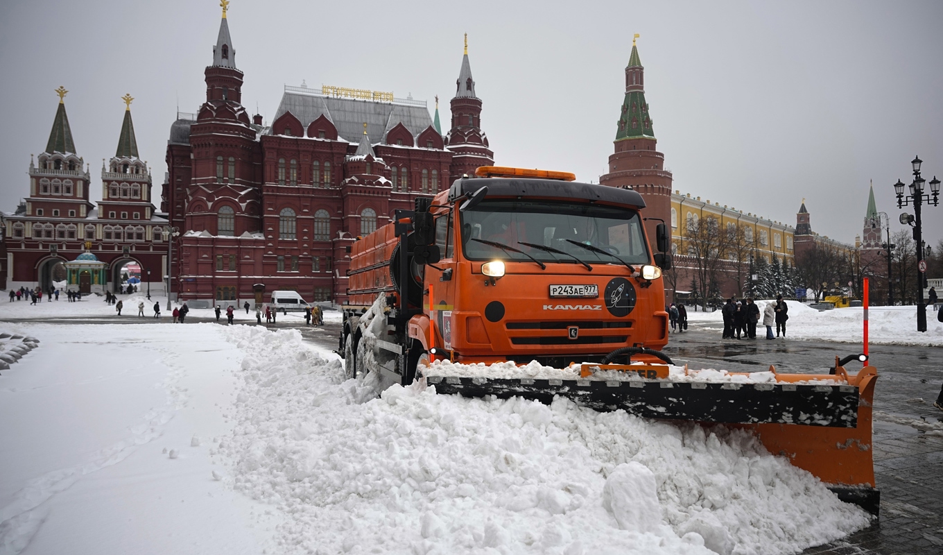 Snöröjning nära Kreml i centrala Moskva. Foto: Alexander Zemlianichenko/AP/TT