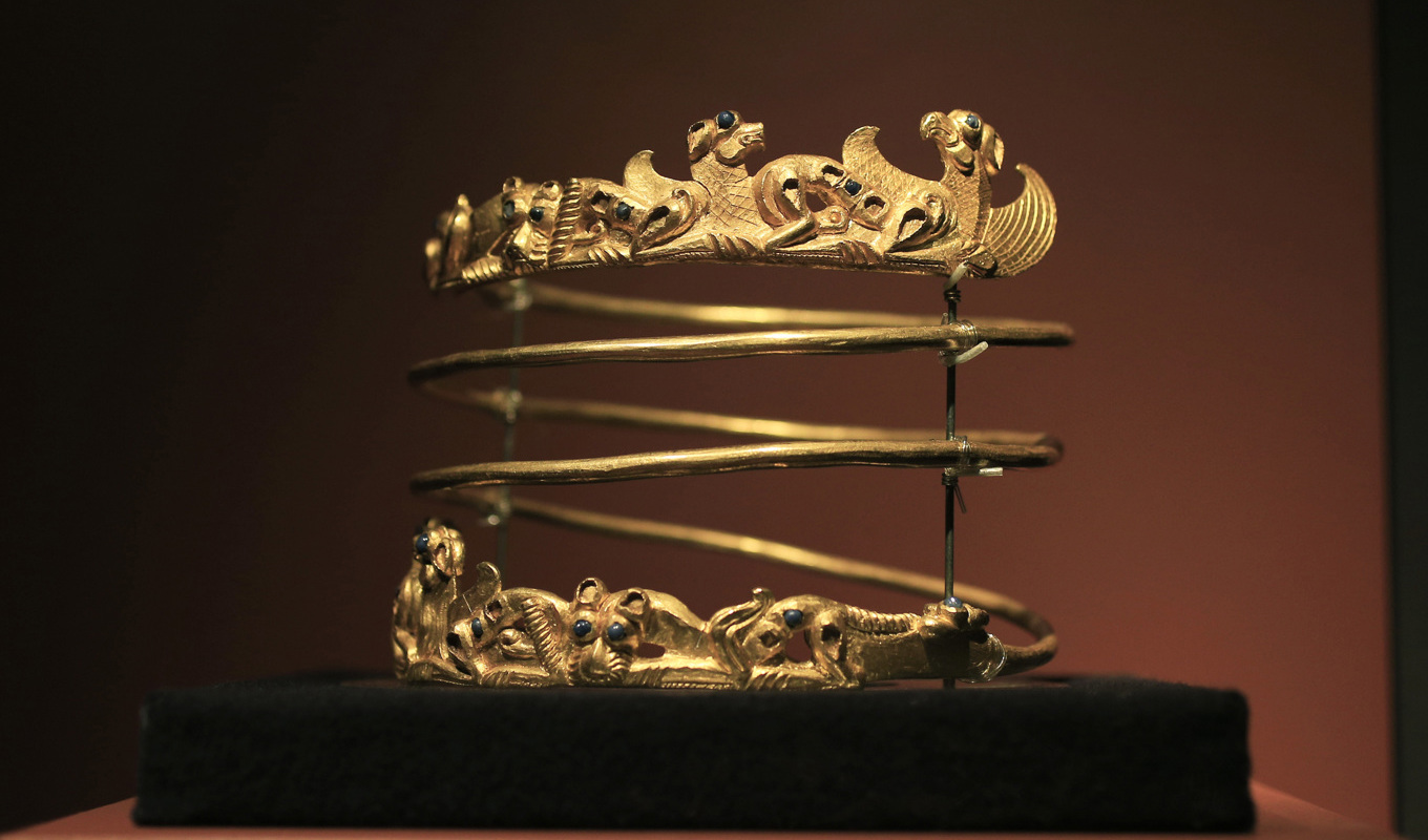 En halsprydnad i guld från 200-talet har återlämnats till Ukraina. Foto: Peter Dejong/AP/TT