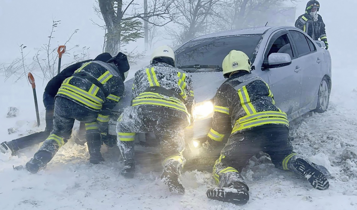 Södra Ukraina har drabbats av ihållande snöfall och orkanvindar. Arkivbild. Foto: Ukrainas räddningstjänst/AP/TT