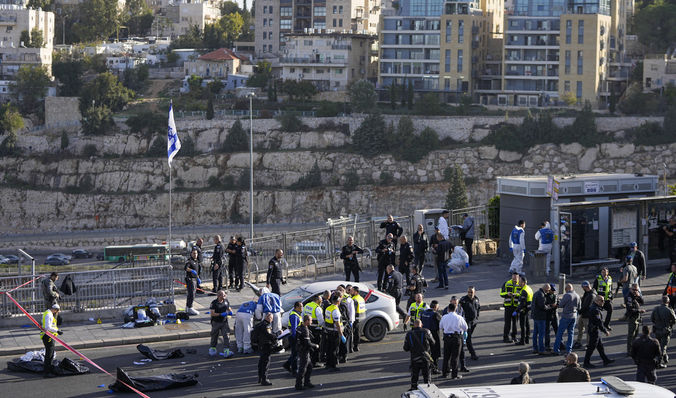Israelisk polis och räddningspersonal larmades till platsen i Jerusalems utkant där människor blev skjutna på torsdagsmorgonen. Foto: Ohad Zwigenberg/AP/TT