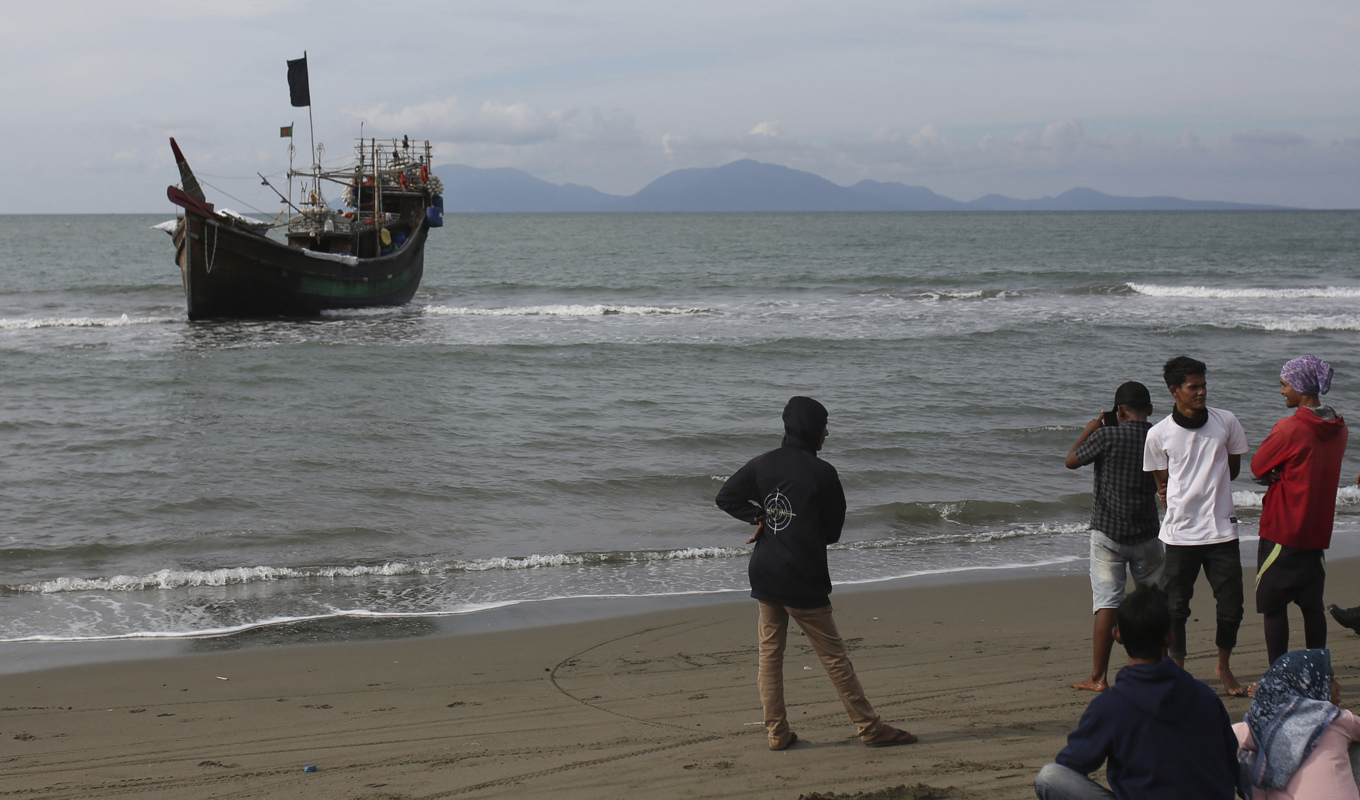 FN uppmanar till räddning av rohingyer på flykt som är fast på två drivande fartyg. Bilden visar en annan båt som transporterat rohingyer som anlände till Aceh Besar i Indonesien tidigare i år. Foto: Muhammad Ahyar/AP/TT