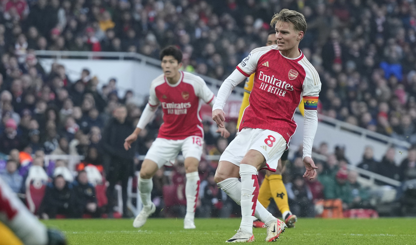 Martin Ødegaard trycker in 2–0 för sitt Arsenal i ligamatchen mot Wolverhampton. Foto: Alastair Grant/AP/TT