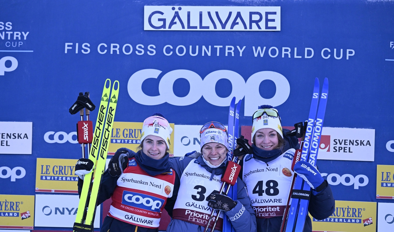 Ebba Andersson och Moa Ilar slutade tvåa och trea. Jessie Diggins vann överlägset. Foto: Ulf Palm/TT