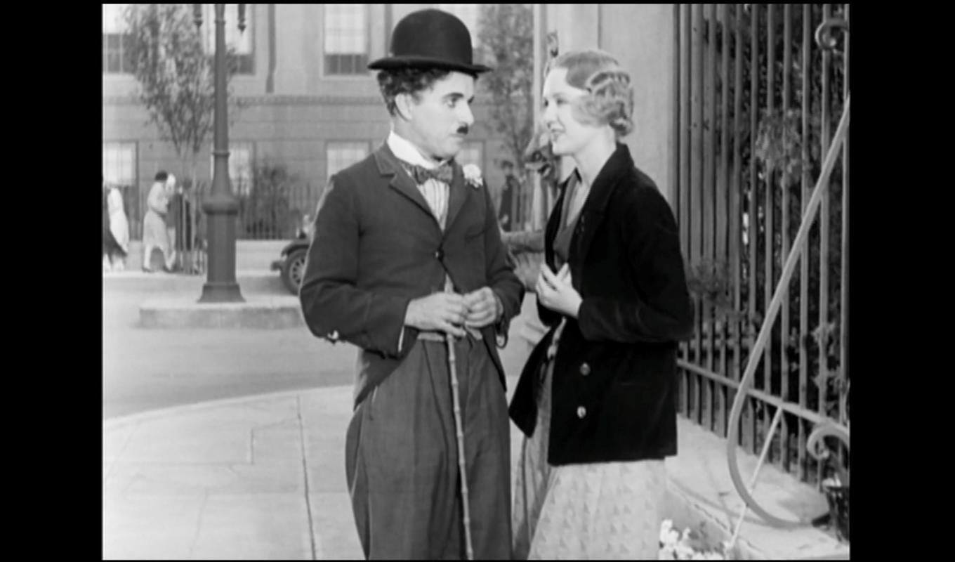 Luffaren och blomsterflickan under sitt första möte. Scenen krävde otaliga omtagningar innan Chaplin var nöjd. Foto: Charlie Chaplin, Roland Totheroh och Gordon Pollock