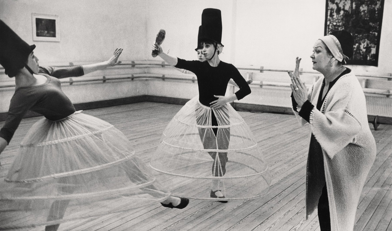 Carina Ari repeterar baletten De fåvitska jungfrurna på Kungliga Operan i Stockholm. Efter danskarriären ägnade hon sig i första hand åt att skulptera. Foto: Dansmuseet/Enar Merkel Rydberg