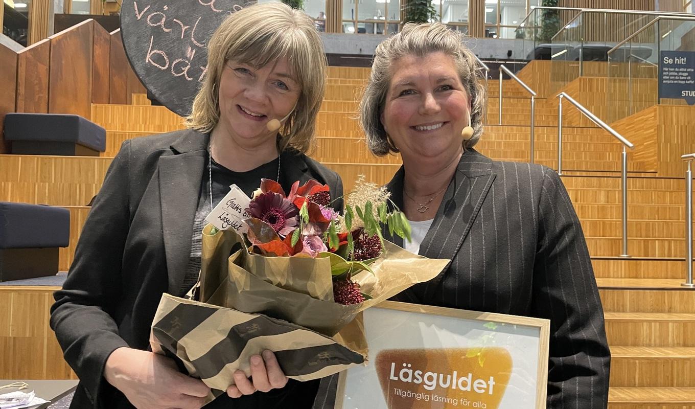 Britt-Inger Rörborn och Kristina Göransson vann Guldpriset för sin bokcirkel EPA book club. Duon blev glatt överraskade över priset och kände sig både ”hedrade och överrumplade”. Foto: Medieanvändning