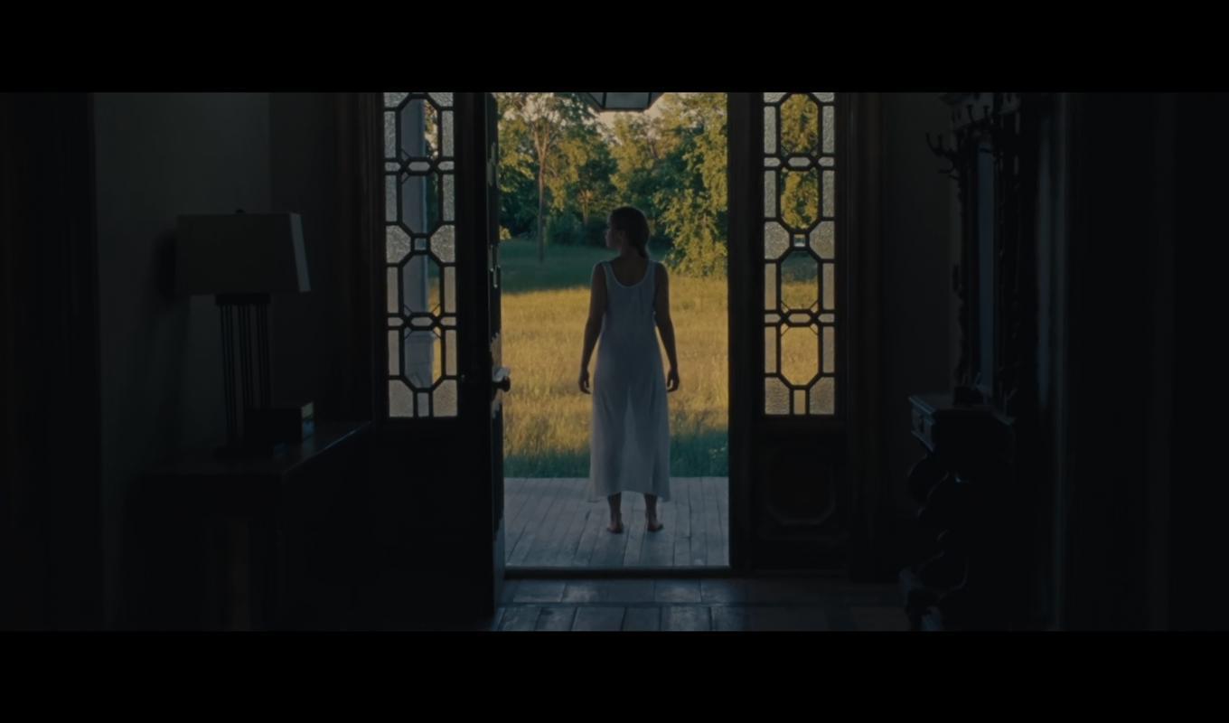 Jennifer Lawrence spelar kvinnan; en symbol för modern som försöker förvalta jorden, symboliserad av huset. Foto: Darren Aronofsky, Matthew Libatque