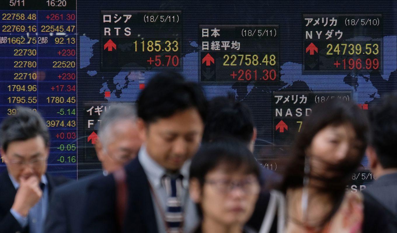 På bilden, som tagen den 11 maj 2018, visas aktiekurserna på Tokyobörsen. Foto: Kazuhiro Nogi/AFP via Getty ImagesT