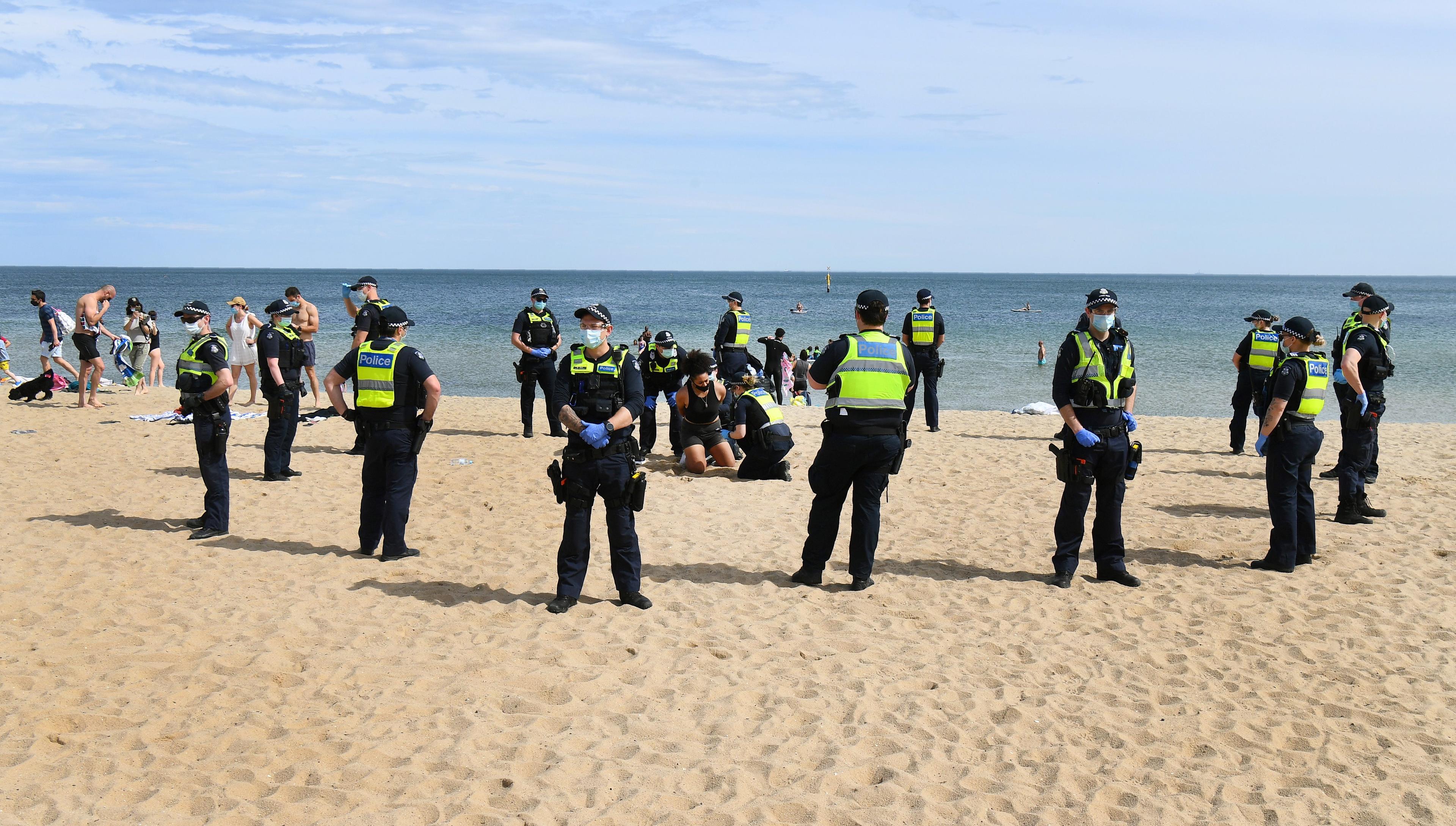 Poliser på Elwood Beach i Melbourne i Australien den 19 september 2020. Foto: William West/AFP via Getty Images