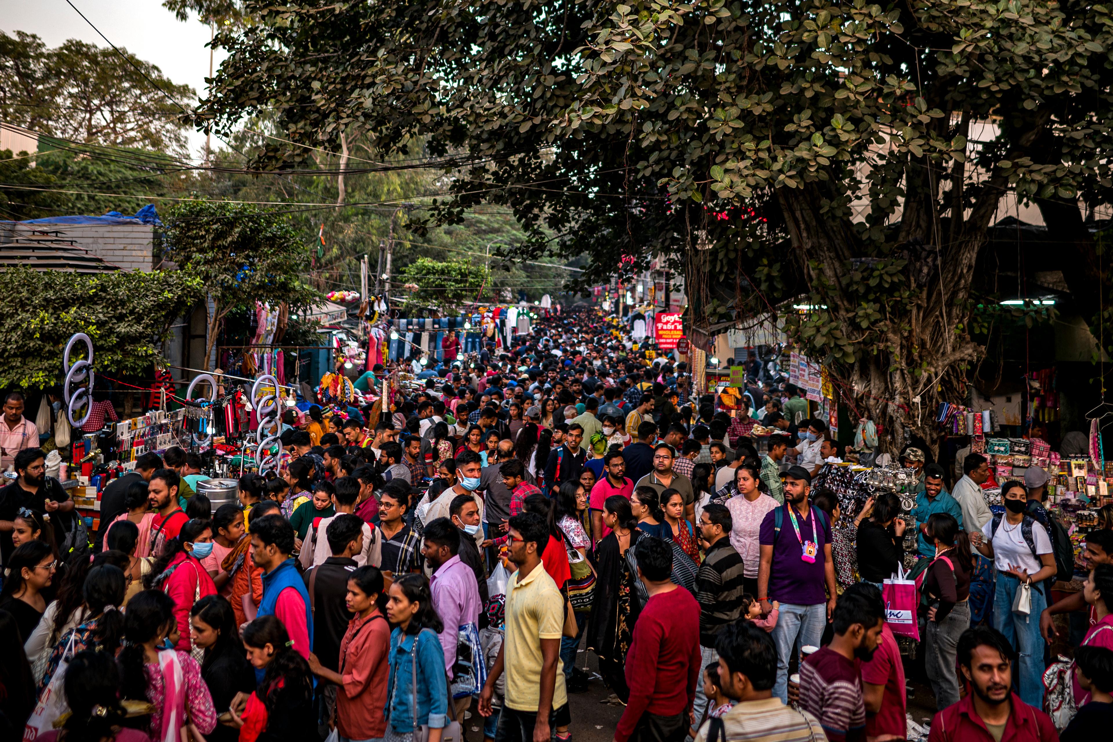 Människor samlade vid en marknad i New Dehli i Indien den 12 november 2022. Foto: Anindito Mukherjee/Getty Images