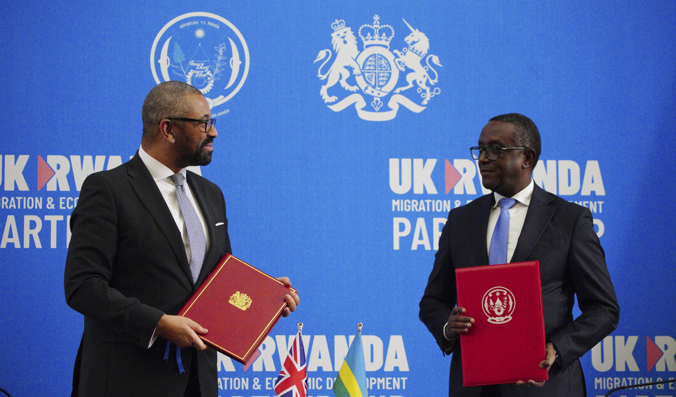 Avtalet undertecknades av den brittiske inrikesministern James Cleverly och Rwandas utrikesminister Vincent Biruta i Rwandas huvudstad Kigali. Foto: Ben Birchall/AP/TT