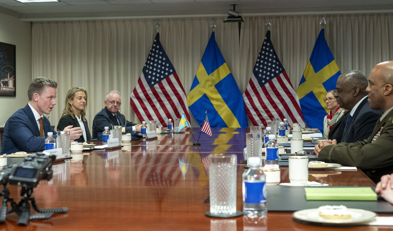 Försvarsminister Pål Jonson (M) och USA:s försvarsminister Lloyd Austin har nu skrivit på ett avtal om fördjupat försvarssamarbete som ger USA tillgång baser och lagring av försvarsmateriel i Sverige. Foto: Kevin Wolf/AP/TT