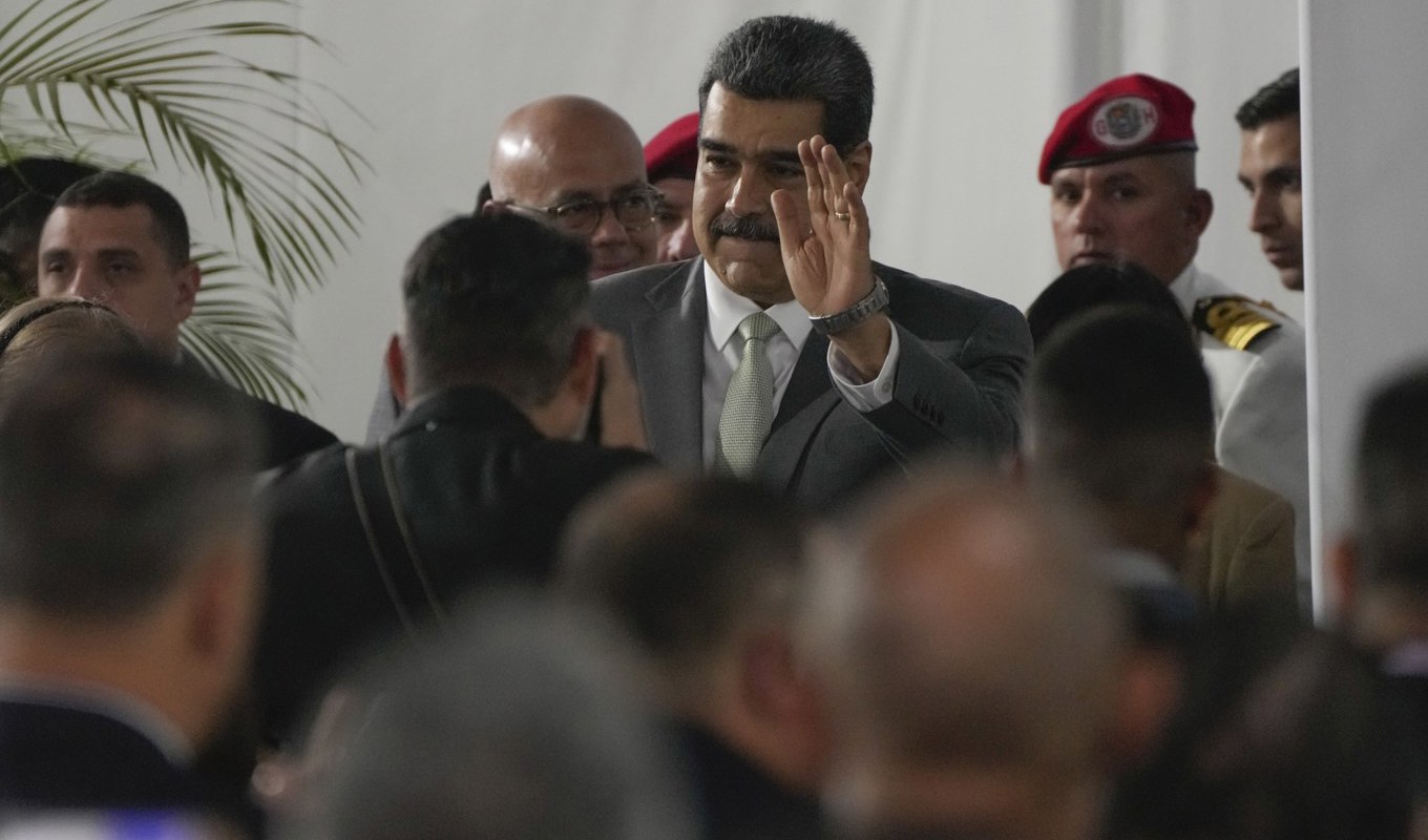 Venezuelas president Nicolás Maduro har beordrat det statliga oljebolaget att omedelbart utfärda licenser för utvinning av råolja i en region som tillhör grannlandet Guyana. Bild från i måndags. Foto: Ariana Cubillos/AP/TT