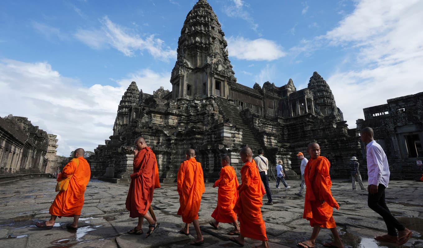 Kambodjanska munkar fotograferade vid det världsberömda templet Angkor Wat i Siem Reap i november. Foto: Heng Sinith/AP/TT