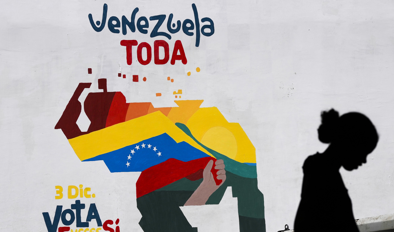 En muralmålning i Venezuelas huvudstad Caracas som visar hur Essequiboregionen i Guyana kunde vara en del av Venezuela. Foto: Matias Delacroix/AP/TT