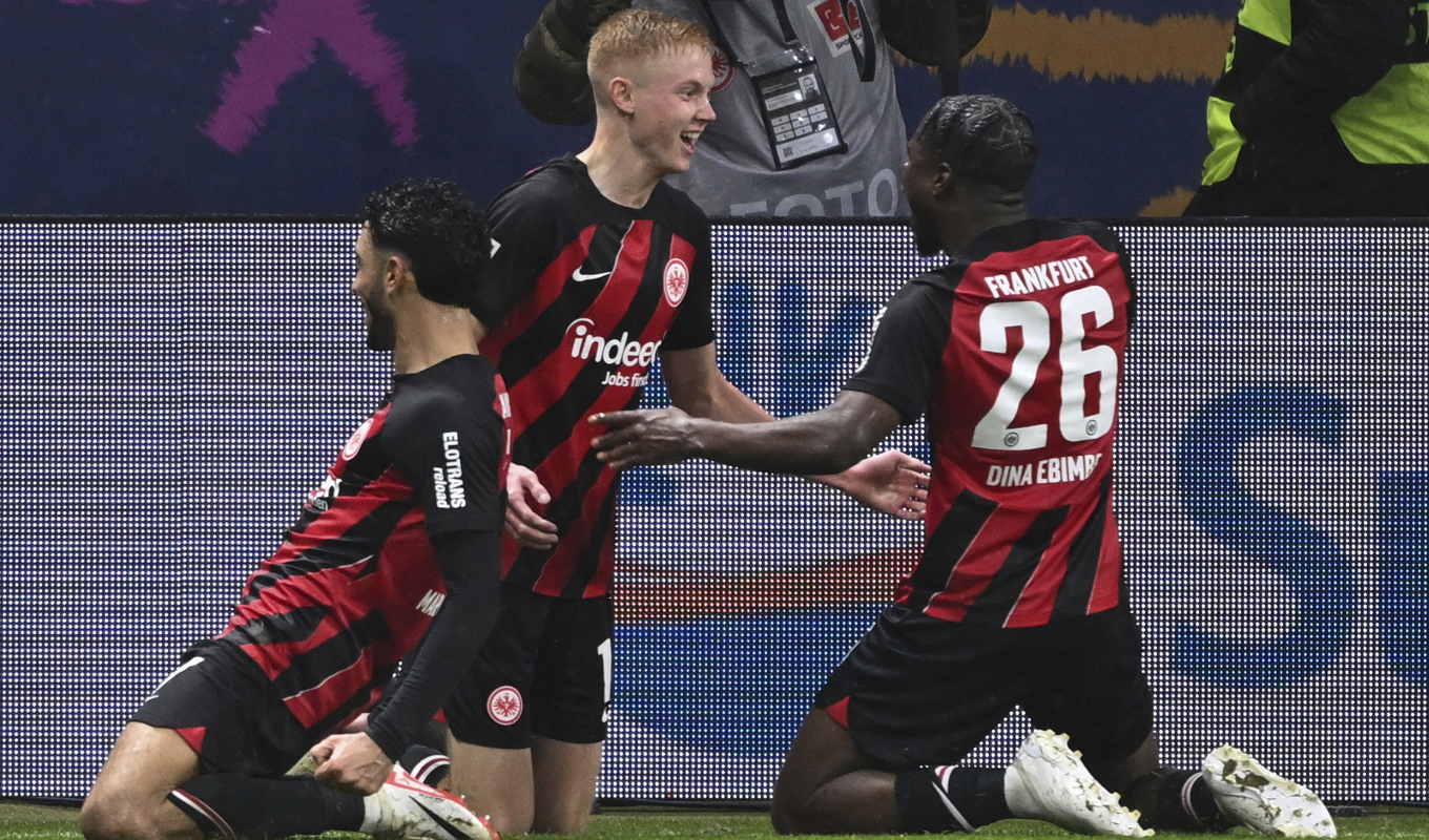 Hugo Larsson (i mitten) firar efter sitt 3-0-mål. Foto: Arne Dedert/AP/TT