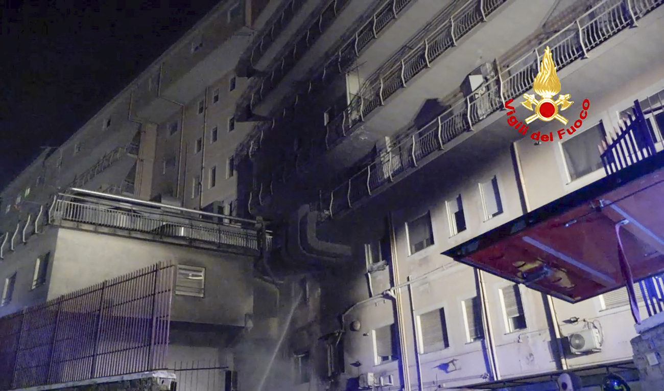 En brand bröt ut på sjukhuset San Giovanni Evangelista utanför Rom under fredagskvällen. Foto: Italiens brandmyndighet/AP/TT